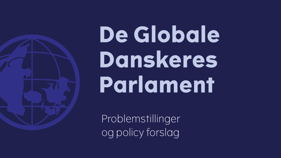 Mørkeblå baggrund med omrids af en jordklode til venstre. I stor tekst til højre står der De Globale Danskernes Parlament. Nedenunder i mindre tekst: Problemstillinger og politiske forslag.